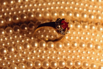 银红色宝石戒指